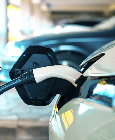 Imagen recargando un coche electrico