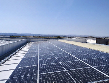 Foto de plataforma de paneles solares en un tejado