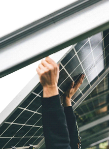 Imagen poniendo un panel fotovoltaica